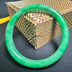 Brazalete de jade birmano de 54 mm: jadeíta verde auténtica con vetas blancas, pulsera con dijes Feng Shui