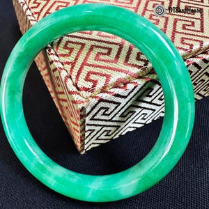 Brazalete de jade birmano de 53 mm: jadeíta verde natural con vetas ricas, joya Feng Shui