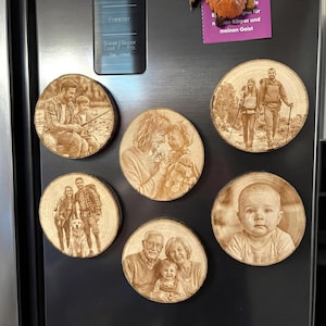Gepersonaliseerde fotomagneet gemaakt van een echte esdoornschijf met gravure – cadeau met foto en neodymiummagneet – familiefoto op hout