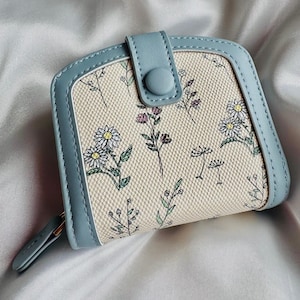Carteira feminina com zíper único Florentina floral - Azul bebê - Coisas lindas da Amulya