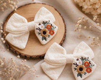 Lazo floral bordado para el cabello / Pinza para el cabello de bebé de lino color crema / Lazo hecho a mano para niñas pequeñas / Accesorio para el cabello estilo boho para niñas / Regalo para baby shower / Juego de 2