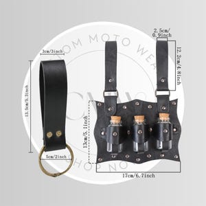 以下が含まれることがあります： 黒い革製のポーションベルト。3つのガラス瓶がそれぞれ革製のスリーブに収められています。ベルトにはループとストラップがあり、幅17cm、高さ13cm、ループは13.5cmです。