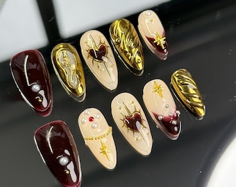 Burgund & Gold Press-On Nägel: Mandel-förmige Herzen, Perlen, Sterne
