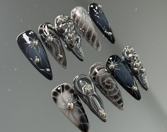 Smoky Web: Schwarze Marmor Pressnägel mit silbernem Swirl Design und 3D Chromperlen Metallfutter Design cool dark gothic style