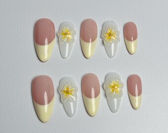 Chice nudefarbene Pressnägel mit cremigen French Spitzen und 3D Blumen Design | Handgemachte filigrane Nägel mit Aufpress-Nägel