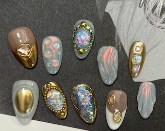 Opal Luxe Press-On Nails: Schillerndes Mandel Nageldesign mit goldenen Verzierungen