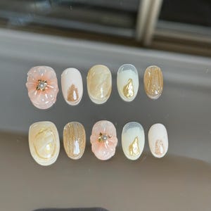 Uñas postizas almendradas: flores rosas con detalles dorados - Set de San Valentín
