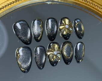 Midnight Golden Bloom: Kurze Almond Dunkelblaue Cateye Press-on-Nägel mit goldenen 3D-Blumen-Akzenten Herbst Winter Dunkler Femininer Nagel
