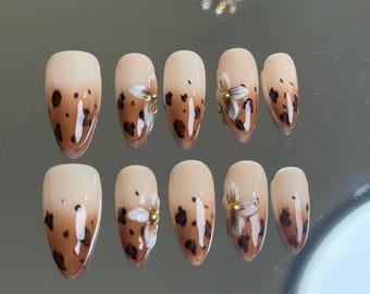 Uñas postizas con efecto leopardo ombré pintadas a mano: almendra floral 3D