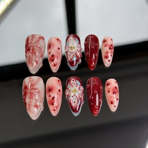 Uñas postizas 3D con diseño floral burdeos: románticos detalles en perla