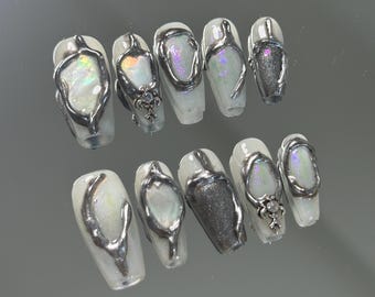 Silberne Rüstung: Sargform Silber Chrom Metallic Pressnägel auf Weißer Opal Basis futuristisches kosmisches Set