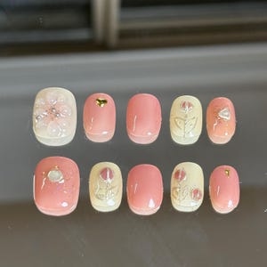 Uñas postizas de rosas hechas a mano: Juego de uñas con detalles dorados para San Valentín