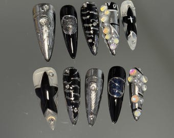 Cosmic Relic: Schwarz-silberne Pressnägel mit Stern-Akzenten, Chrom-Details und Edelstein-Cluster – futuristisches Nagel-Set