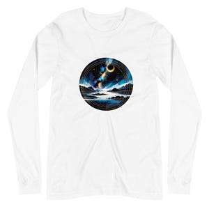 Puede incluir: Camiseta blanca de manga larga con un gráfico circular de un cielo nocturno estrellado, montañas y un lago. El gráfico tiene un diseño geométrico dorado.