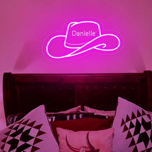 Chapéu de cowboy com nome personalizado neon, placa de chapéu de cowboy ocidental personalizada, placa de nome de cowgirl, decoração de parede com tema ocidental, presentes de natal para crianças