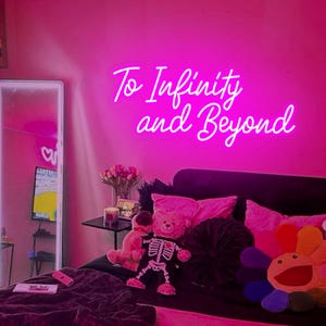 Letrero de neón personalizado To Infinity and Beyond, luz LED para dormitorio, decoración de pared para el hogar, frase inspiradora, regalos personalizados, arte de neón
