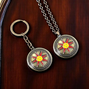 Dark Souls Solaire of Astora Keychain or Necklace – Praise the Sun Pendant, Cosplay Jewelry, Gamer Gift, Video Game Accessory for Fans