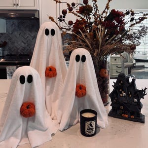 Trío fantasmal, temporada espeluznante, Halloween, decoración espeluznante, decoración de Halloween, decoración de fantasmas, fantasma espeluznante, fantasma lindo, fantasmas de Halloween, decoración de otoño