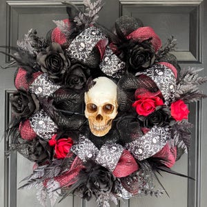 light up skull wreath, skull wreath, halloween wreath, fall wreath, autumn wreath, spooky wreath, spooky skull wreath, spooky season wreath