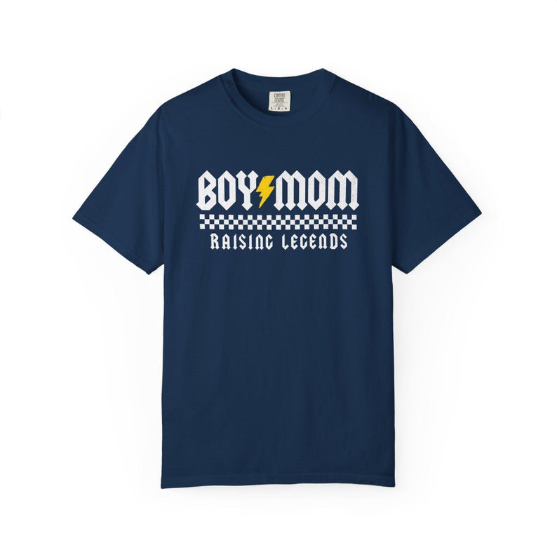 T-shirt Boy Mom Comfort Colors, motif rock Raising Legends Navy