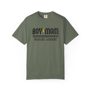T-shirt Boy Mom Comfort Colors, motif rock Raising Legends Moss