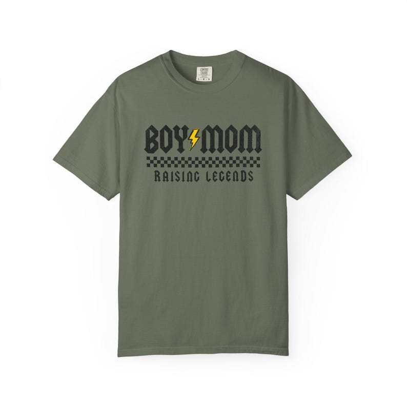 T-shirt Boy Mom Comfort Colors, motif rock Raising Legends Moss