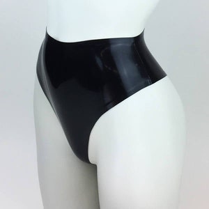 Peut inclure: Sous-vêtements noirs taille haute en latex brillant.