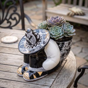 Pot de fleurs en faïence de Talavera peinte à la main, représentant un homme endormi mexicain (« Panchito »), noir et blanc