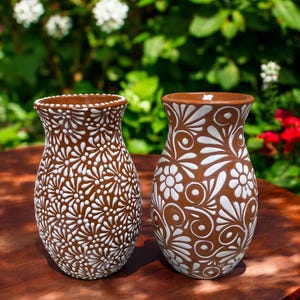 Jarrón de Talavera pintado a mano en marrón oscuro y blanco – Diseños surtidos