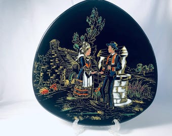Vintage Longwy France Hand-Painted ‘Couple Breton’ Black Ceramic Wall Plate – 27 cm Decorative Art
