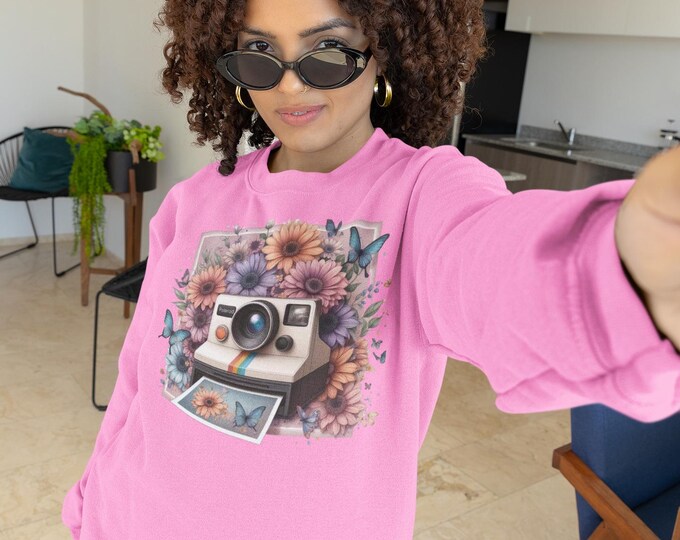Parody Vintage Floral Camera Sweatshirt: 90s Retro Butterfly Graphic Pullover for Photography Enthusiasts