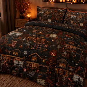 Pode incluir: Uma capa de edredão preta e duas fronhas a condizer com um padrão repetitivo de Halloween. O design inclui ilustrações de casas, abóboras, fantasmas, esqueletos, baldes de pipocas e sinais com a inscrição Movie Night Now Playing.