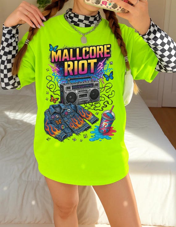 Mallcore Riot グラフィックTシャツ：90年代グランジ スケーター