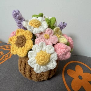 Handgeweven bloemenmand.