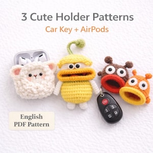 以下が含まれることがあります： 画像には、羊、アヒル、2つのモンスターデザインの3つのかぎ針編みホルダーパターンがあります。ホルダーは白、黄、茶色、オレンジです。車のキーが含まれています。「3 Cute Holder Patterns」と「Car Key + AirPods」のテキスト。