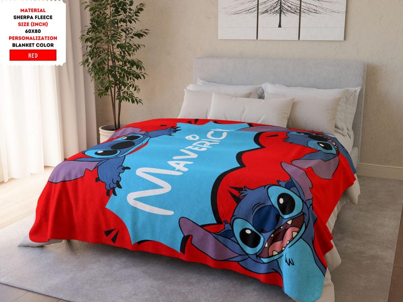 Op de afbeelding: Een rode sherpa fleece deken met een blauw Stitch-personage uit Lilo & Stitch. De deken heeft de naam "Maverick" in witte tekst.
