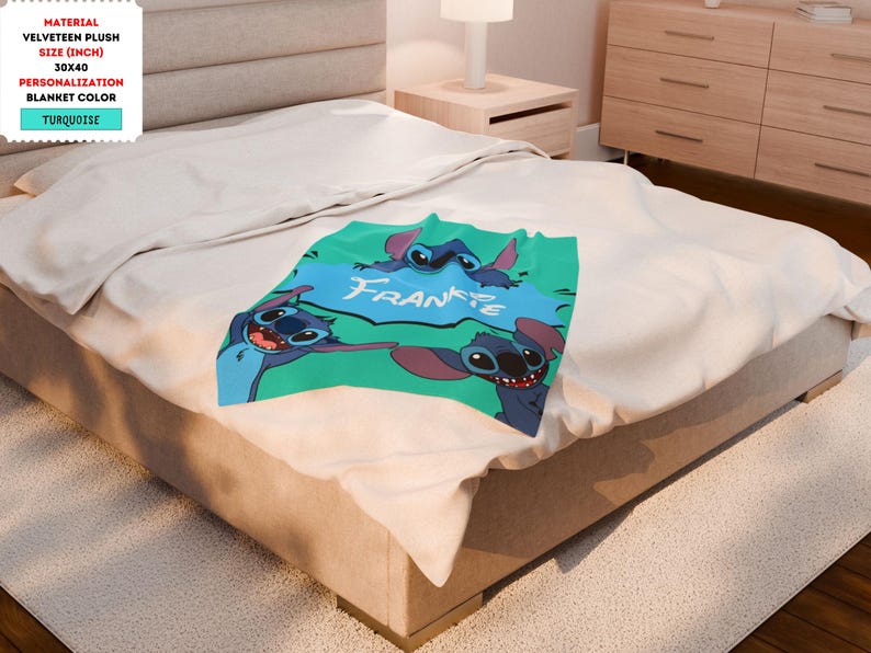 Op de afbeelding: Een turquoise blauwe, groene en witte pluche deken met drie Stitch-personages uit de Disney-film Lilo & Stitch. De deken heeft de naam Frankie in een witte spraakballon.