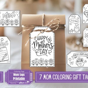 Könnte beinhalten: Eine Sammlung von sieben ausdruckbaren Ausmal-Geschenkanhängern zum Muttertag. Die Anhänger zeigen verschiedene Designs, darunter Blumenmuster, Herzen und die Sätze "Happy Mother's Day", "Mom" und "Best Mom Ever". Die Anhänger sind schwarz-weiß.