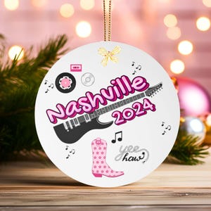 Décoration de voyage en métal de Nashville. Souvenir de la ville musicale. Guitare rose, notes de musique et paysage urbain. Cadeau idéal pour les amateurs de voyages. Voyage entre filles.