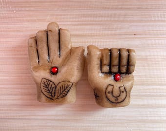 Manos de Caliza Andina: Semilla de Huayruro, Símbolo de Prosperidad Ayni