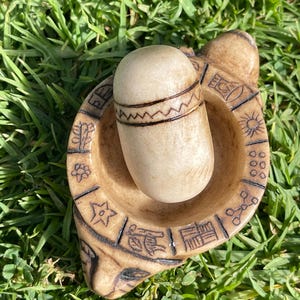 Mortier de chaman sculpté dans la pierre de caliza andine