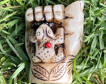 Amuleto de mano de alabastro andino, Sapo de la Prosperidad