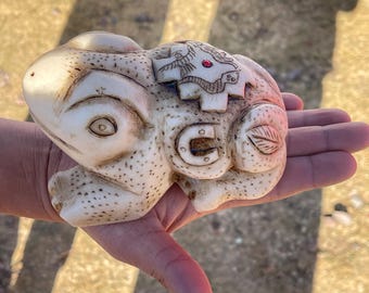 Escultura artesanal de rana andina en piedra caliza, Trilogía Inca y hojas de coca