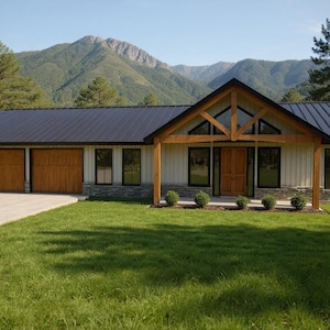 Könnte beinhalten: Außenansicht eines modernen Hauses mit schwarzem Metalldach und Holzakzenten. Das Haus hat eine Doppelgarage mit Holztüren und eine Betonauffahrt. Das Haus ist von grünem Gras und Bäumen umgeben, mit Bergen im Hintergrund.