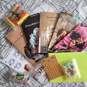 3 cartoncini pieghevoli laminati per raccoglitori A6, articoli B con accessori. 5 carte pieghevoli