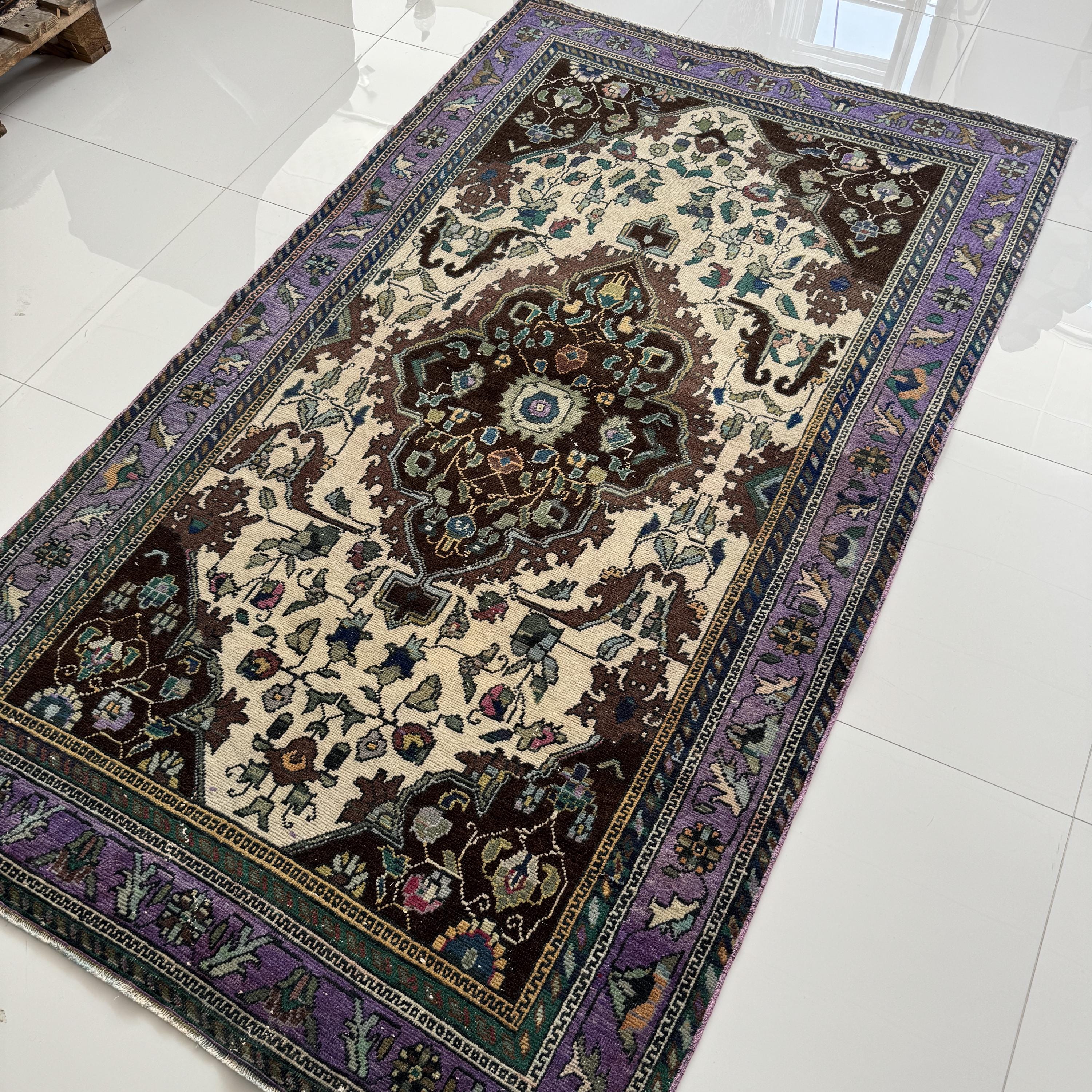 パープルベージュブラウン 4x7 ウシャックラグ、ヴィンテージ