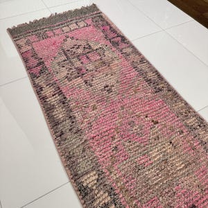 Antiker rosa und beige Oushak-Teppich, 2x9 beunruhigter türkischer Wollläufer
