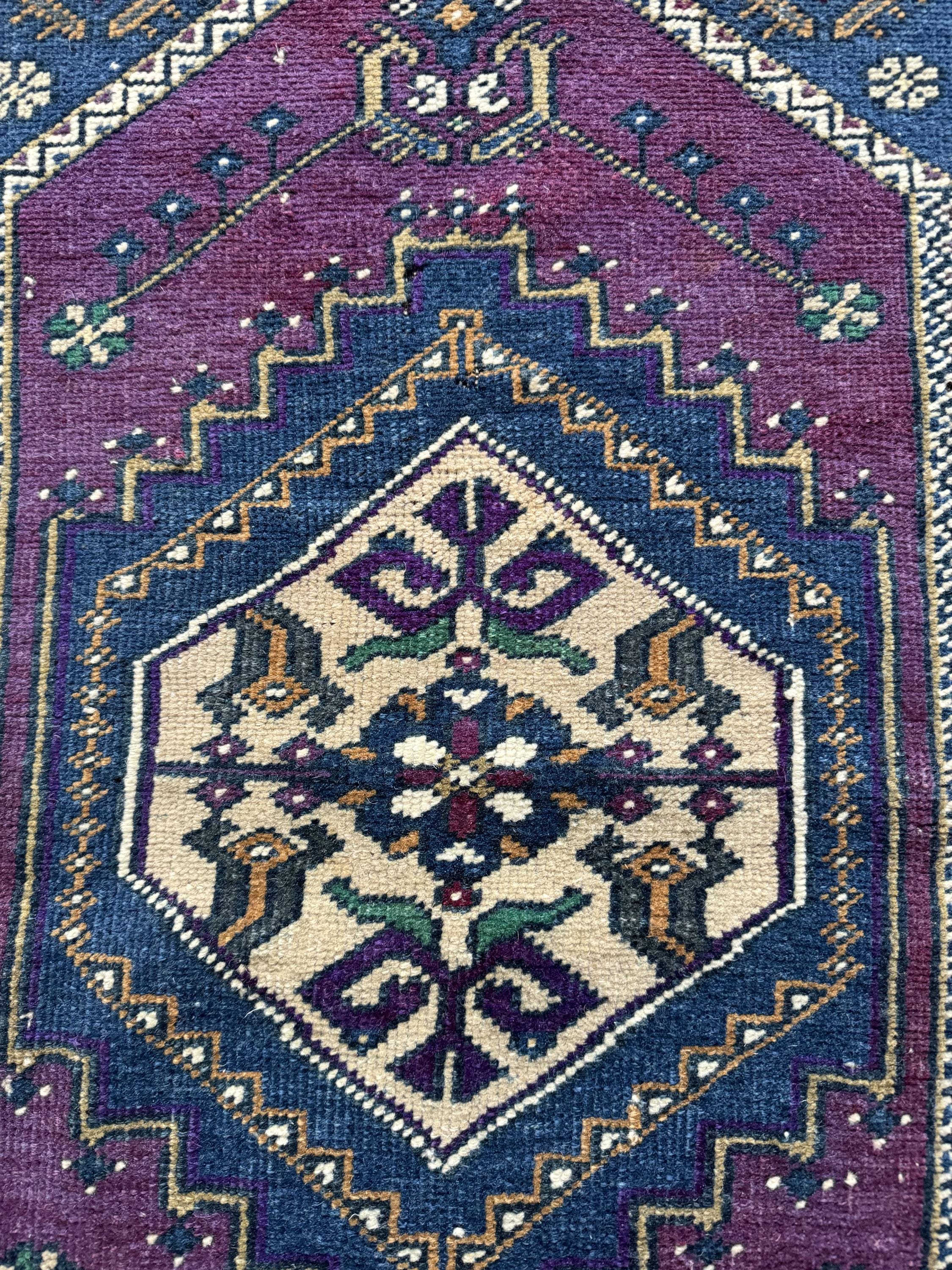 2x5 ヴィンテージ ウシャック ランナーラグ、パープル ブルー