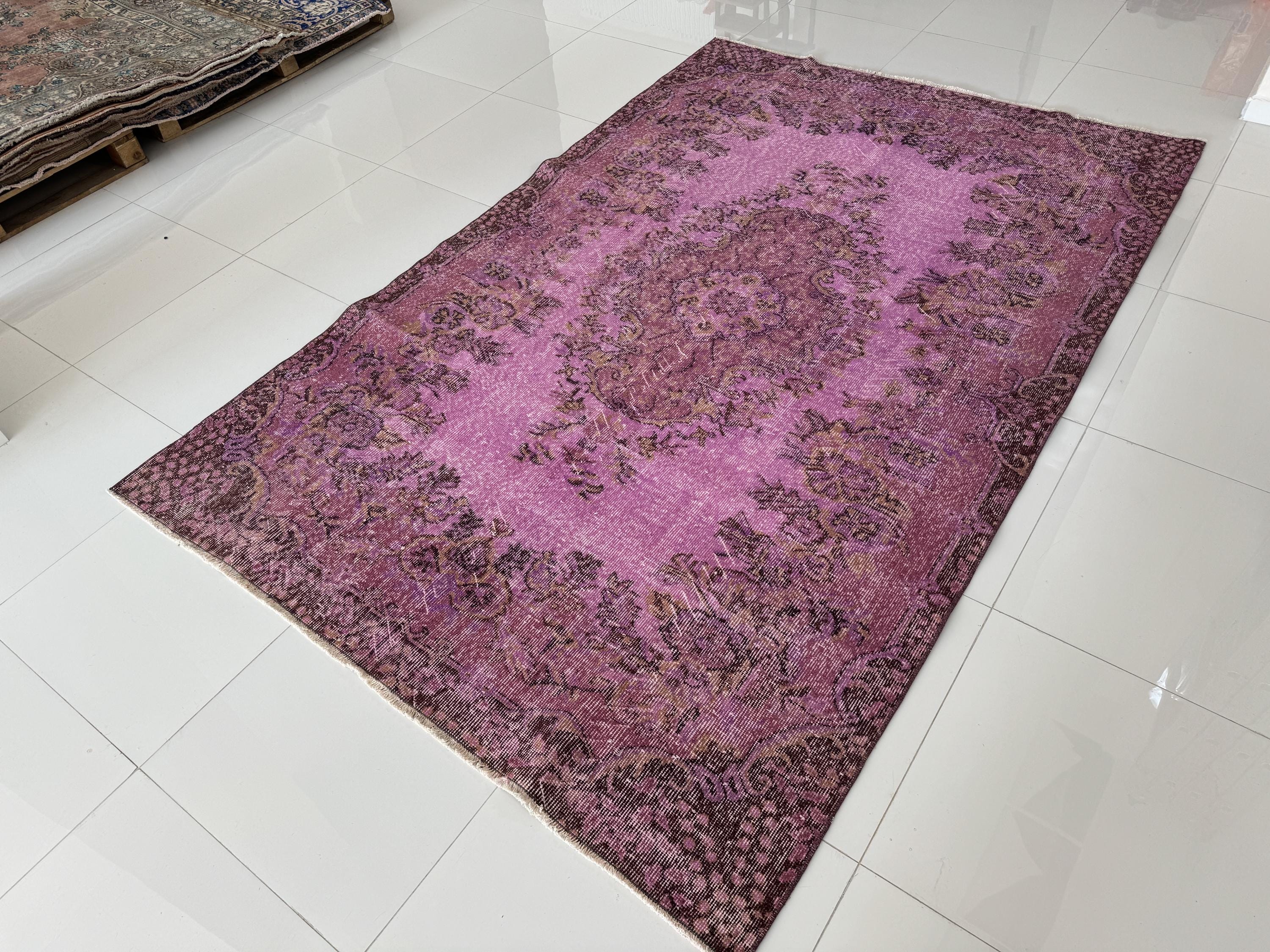 6x10 オーバーダイ ヴィンテージ トルコラグ：ピンクの花柄ウール 大判