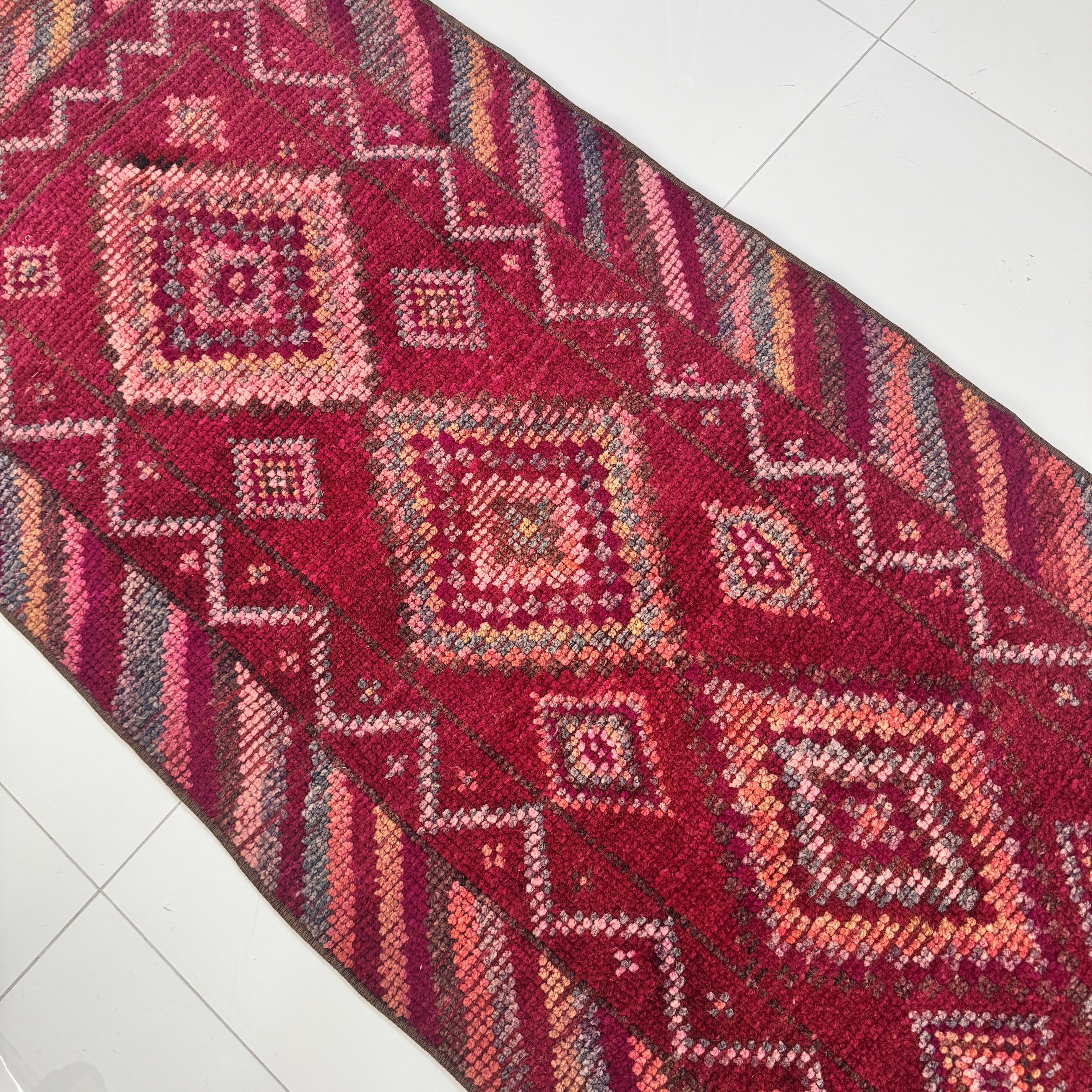 3x13インチのヴィンテージトルコ製ウシャックランナーラグ：ピンク